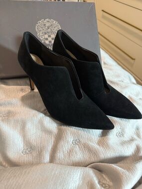 Vince Camuto Black Suede Pointed Toe Heels 8.5 NIB